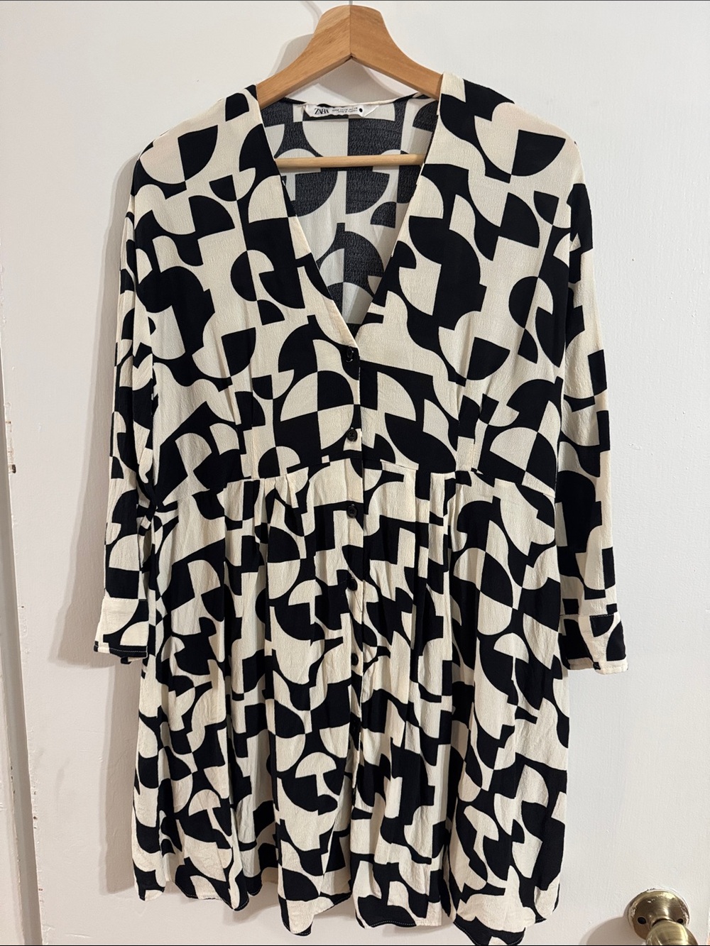 Zara Black and White Abstract V-Neck Long Sleeve Dress